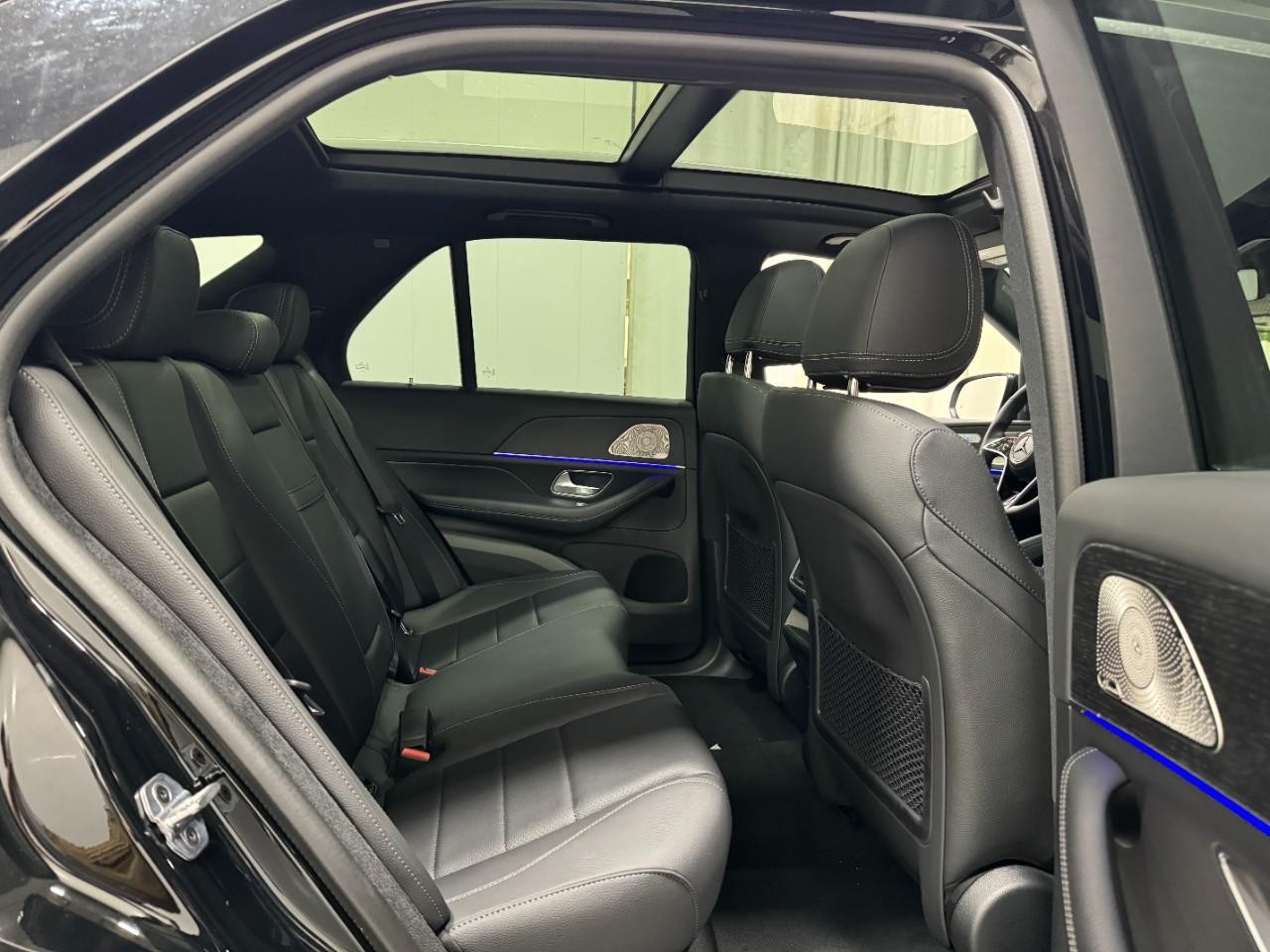 Mercedes-Benz GLE Vehicle Full-screen Gallery Image 10