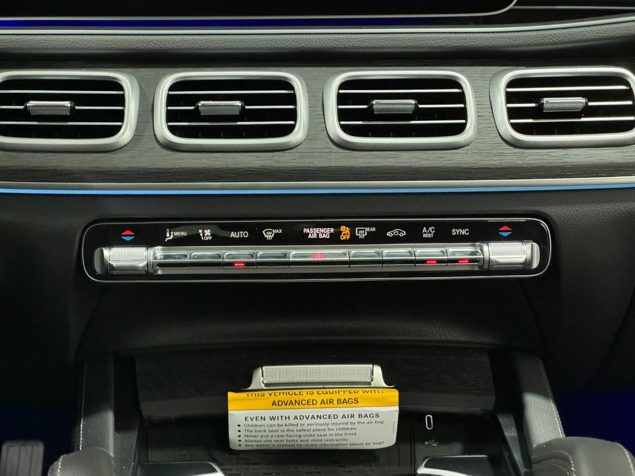 Mercedes-Benz GLE Vehicle Full-screen Gallery Image 15