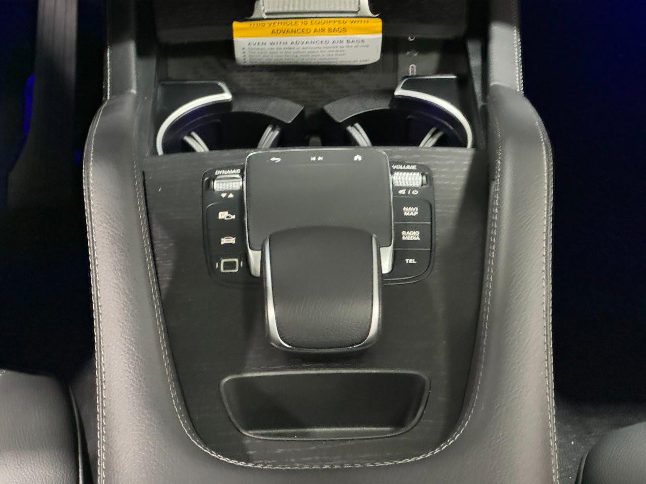 Mercedes-Benz GLE Vehicle Full-screen Gallery Image 16