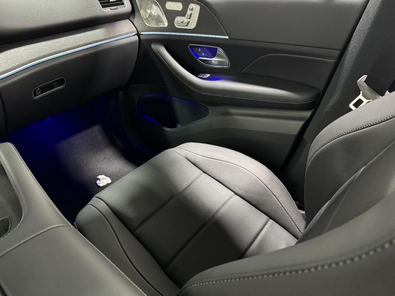 Mercedes-Benz GLE Vehicle Full-screen Gallery Image 17