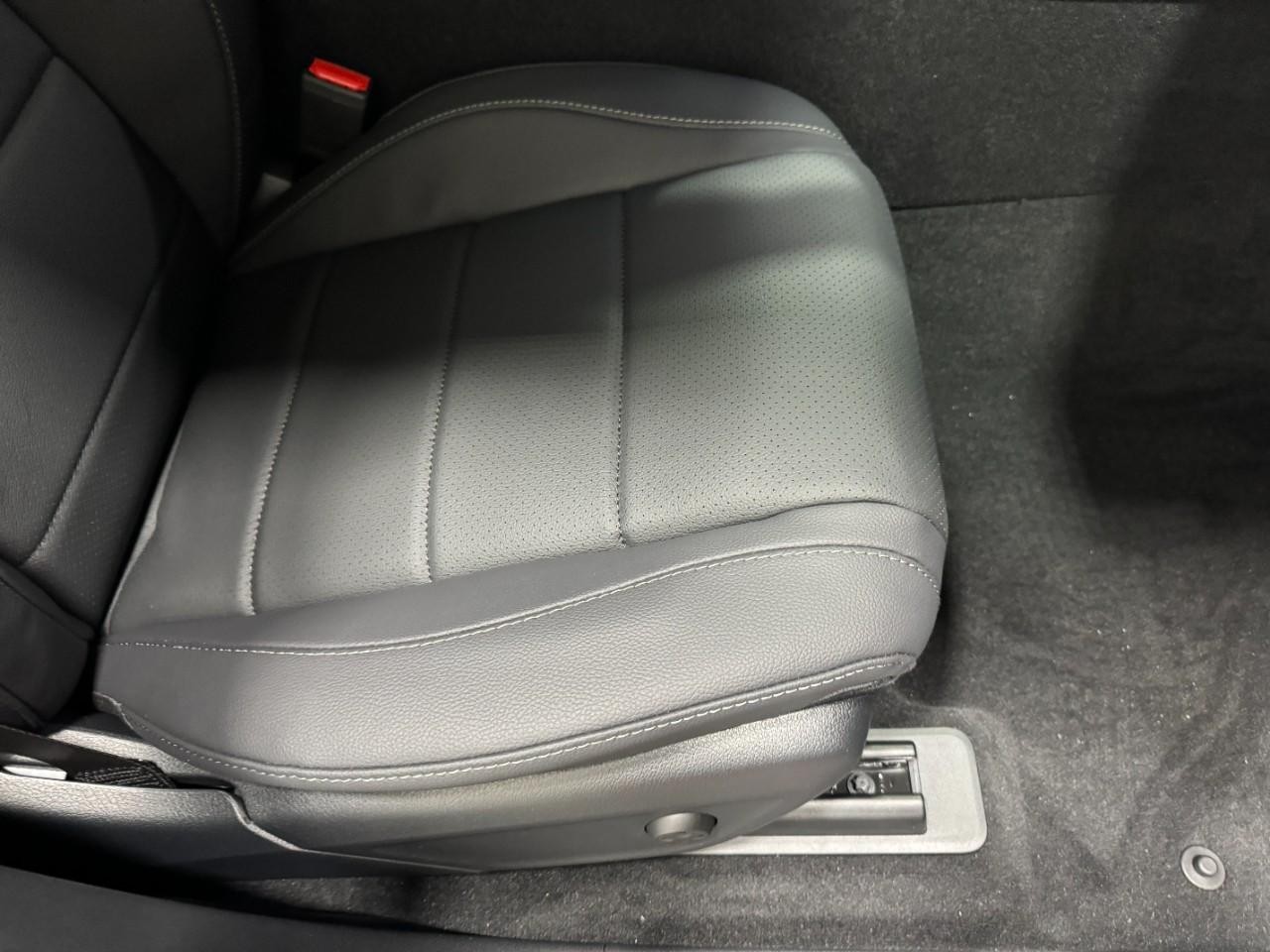 Mercedes-Benz GLE Vehicle Full-screen Gallery Image 19