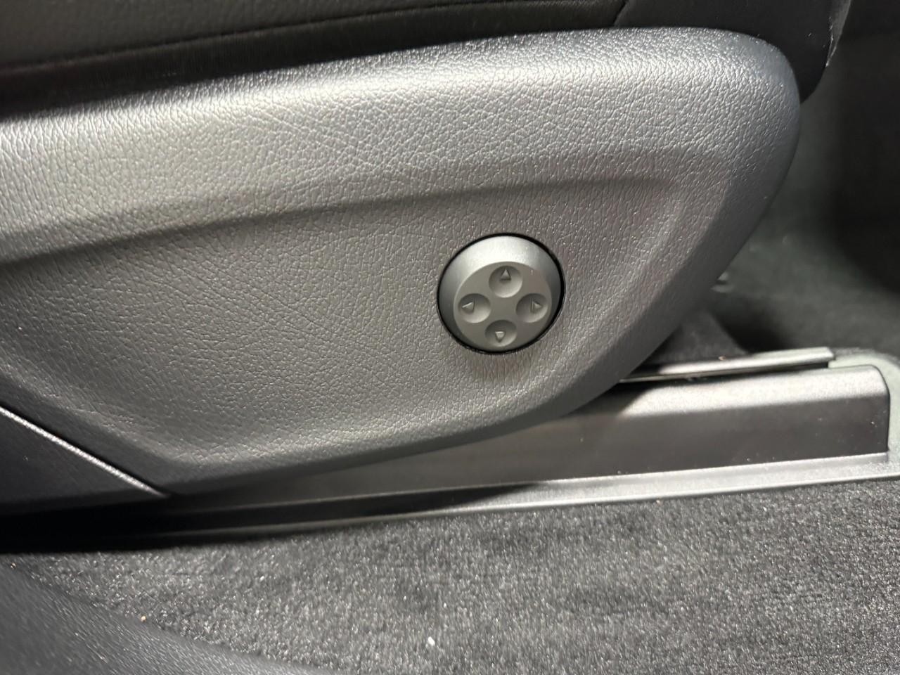 Mercedes-Benz GLE Vehicle Full-screen Gallery Image 20