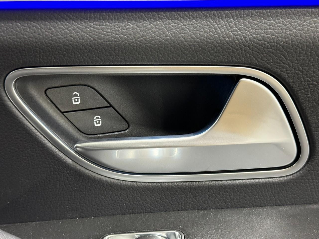 Mercedes-Benz GLE Vehicle Full-screen Gallery Image 22