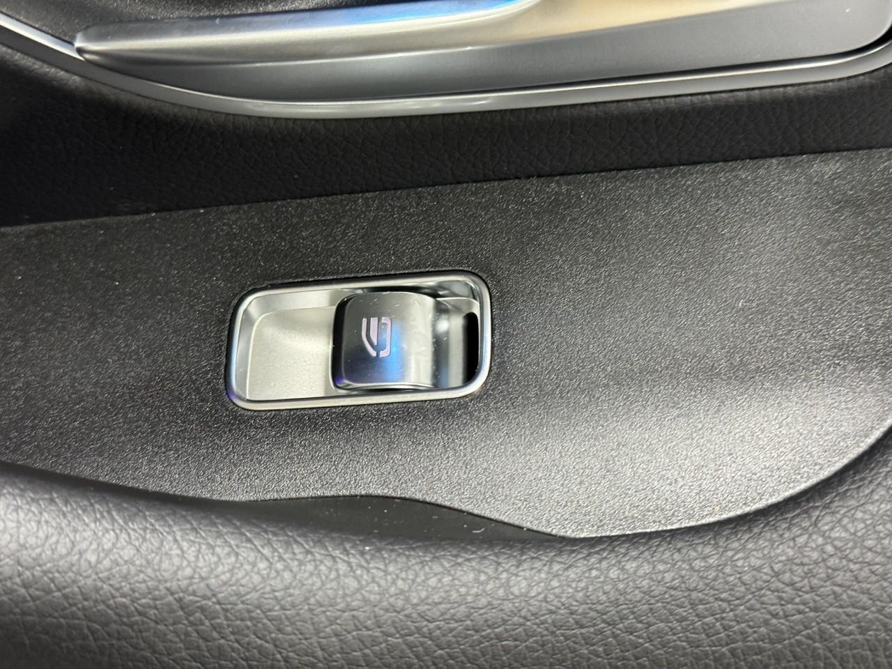 Mercedes-Benz GLE Vehicle Full-screen Gallery Image 23