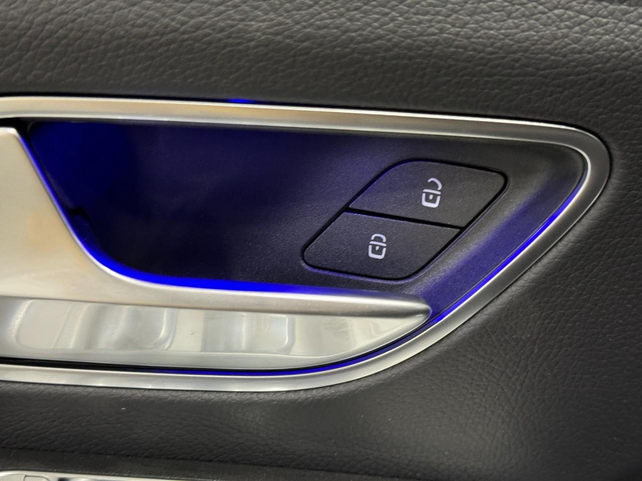 Mercedes-Benz GLE Vehicle Full-screen Gallery Image 26