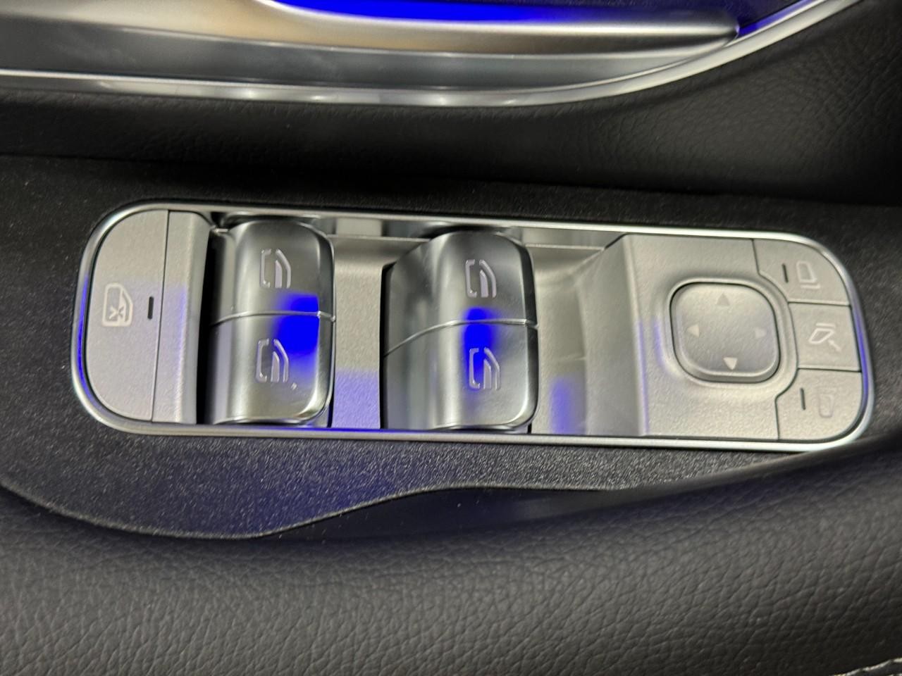 Mercedes-Benz GLE Vehicle Full-screen Gallery Image 27