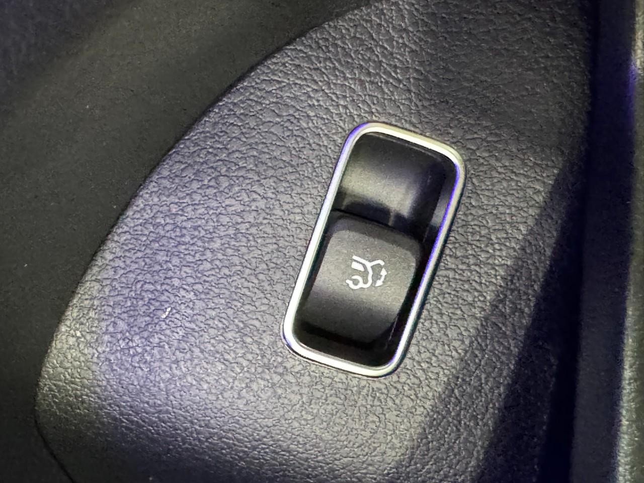 Mercedes-Benz GLE Vehicle Full-screen Gallery Image 28