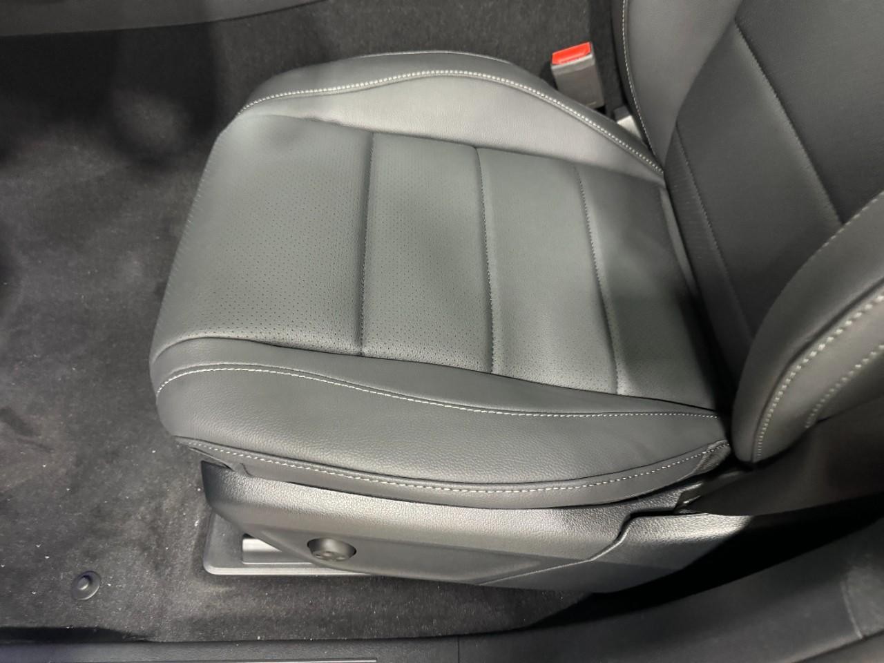 Mercedes-Benz GLE Vehicle Full-screen Gallery Image 30