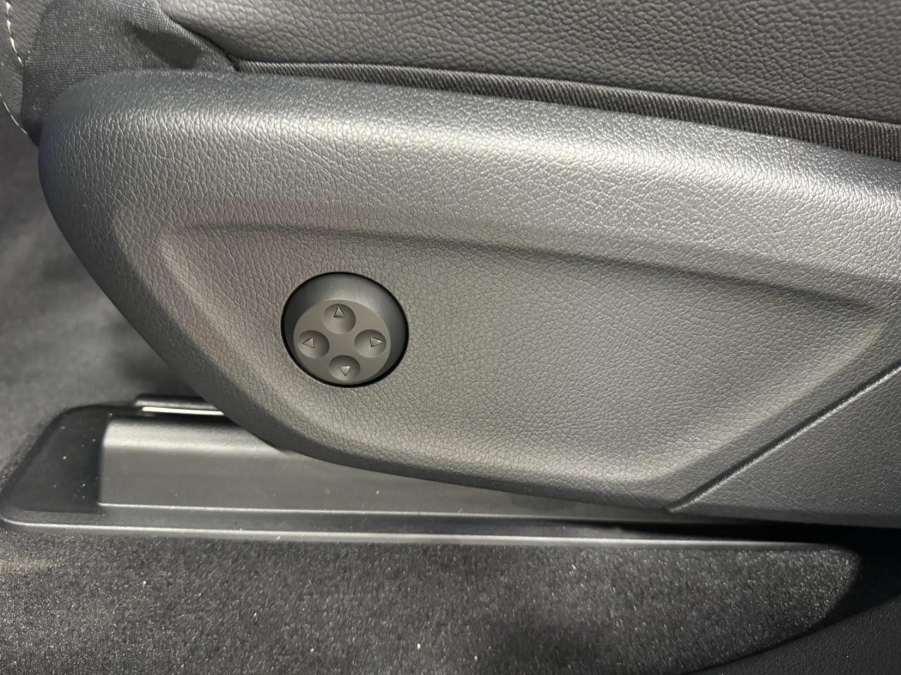 Mercedes-Benz GLE Vehicle Full-screen Gallery Image 31