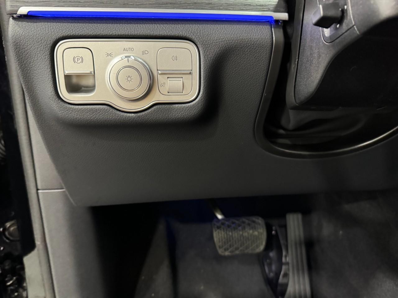 Mercedes-Benz GLE Vehicle Full-screen Gallery Image 32