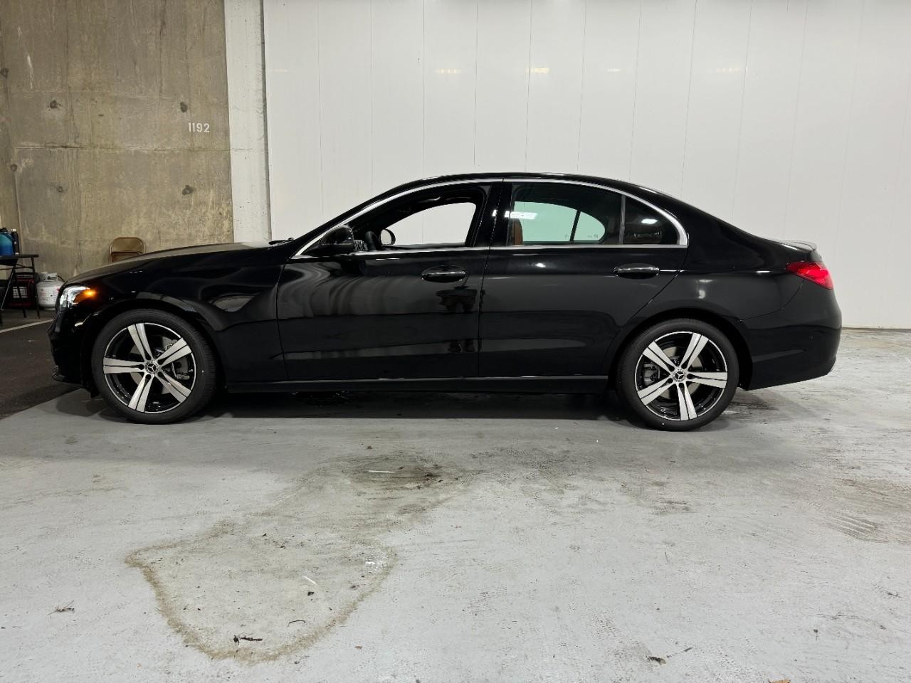 Mercedes-Benz C-Class Vehicle Full-screen Gallery Image 2