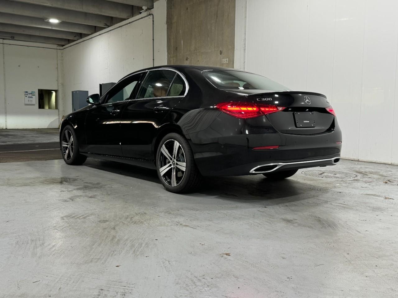 Mercedes-Benz C-Class Vehicle Full-screen Gallery Image 3