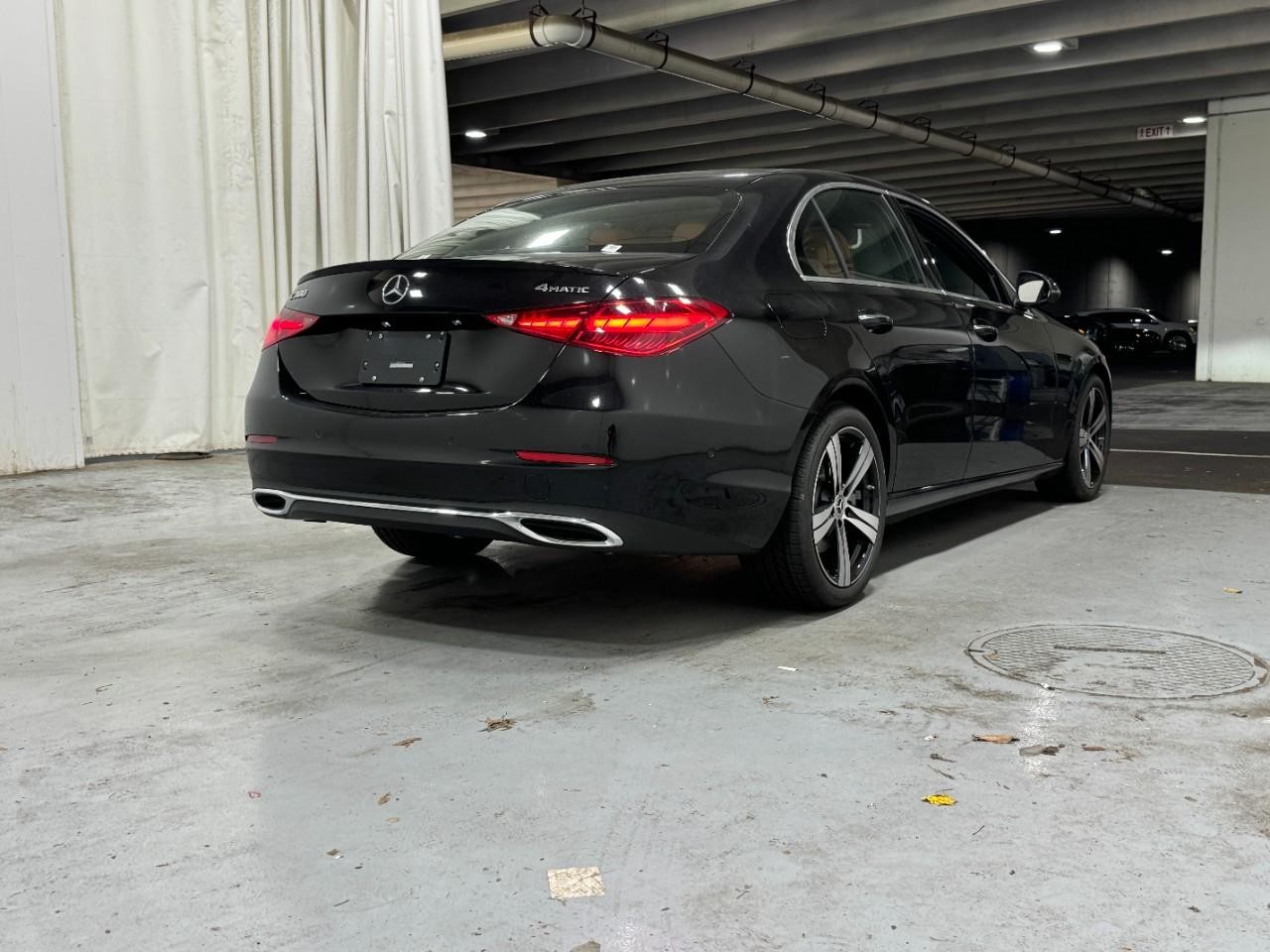 Mercedes-Benz C-Class Vehicle Full-screen Gallery Image 4