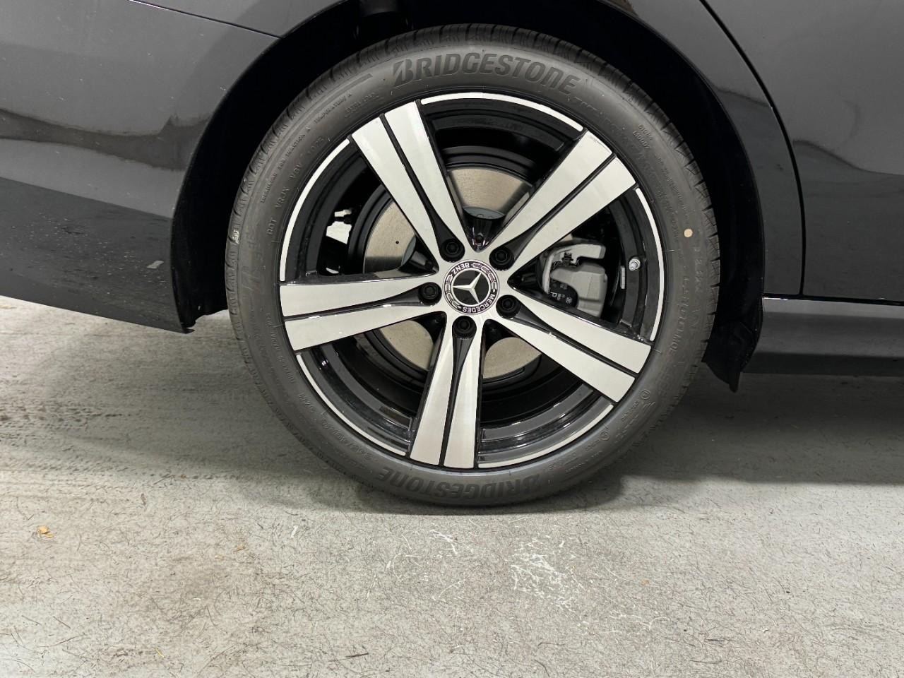 Mercedes-Benz C-Class Vehicle Full-screen Gallery Image 5