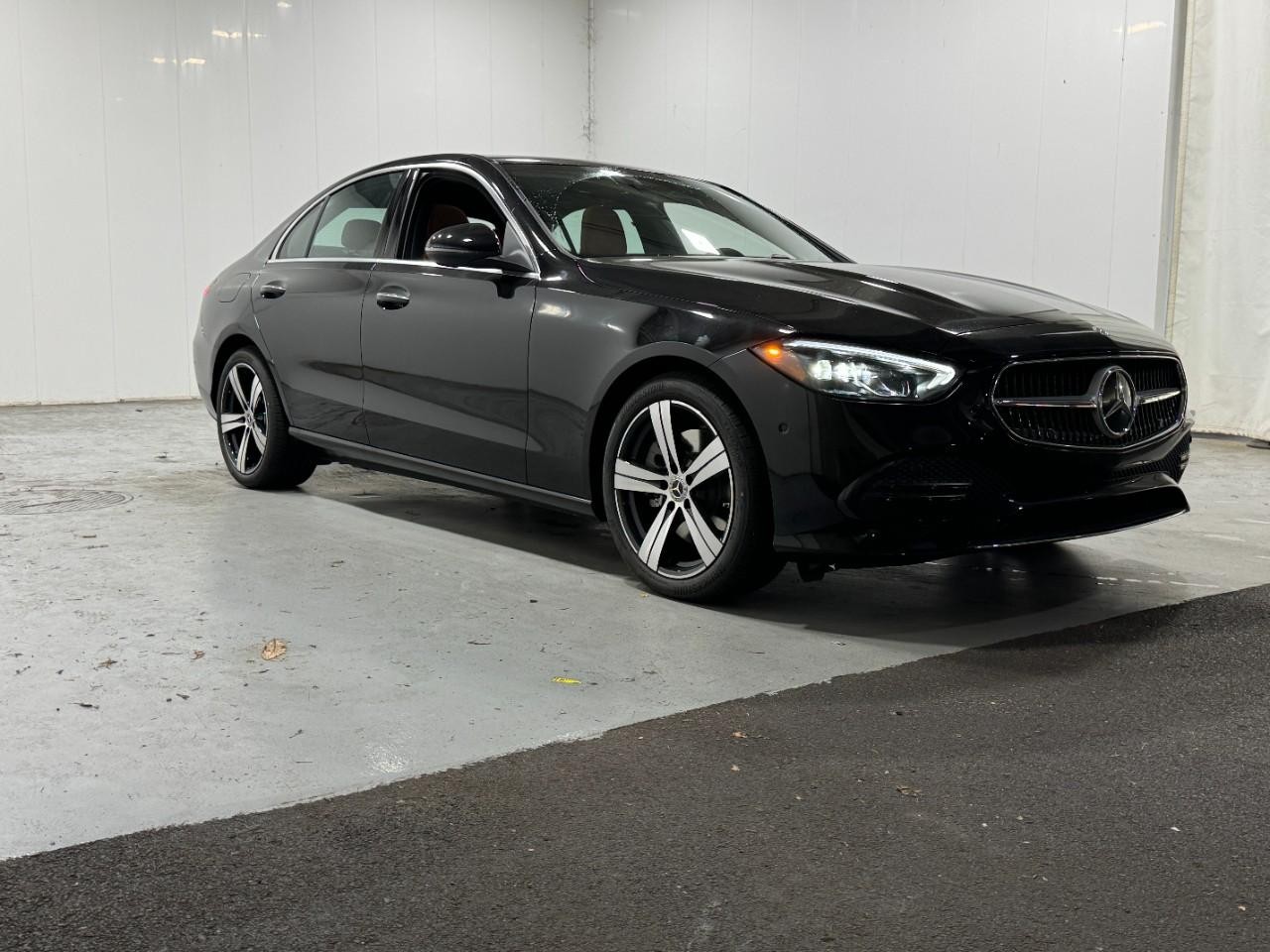 Mercedes-Benz C-Class Vehicle Full-screen Gallery Image 6