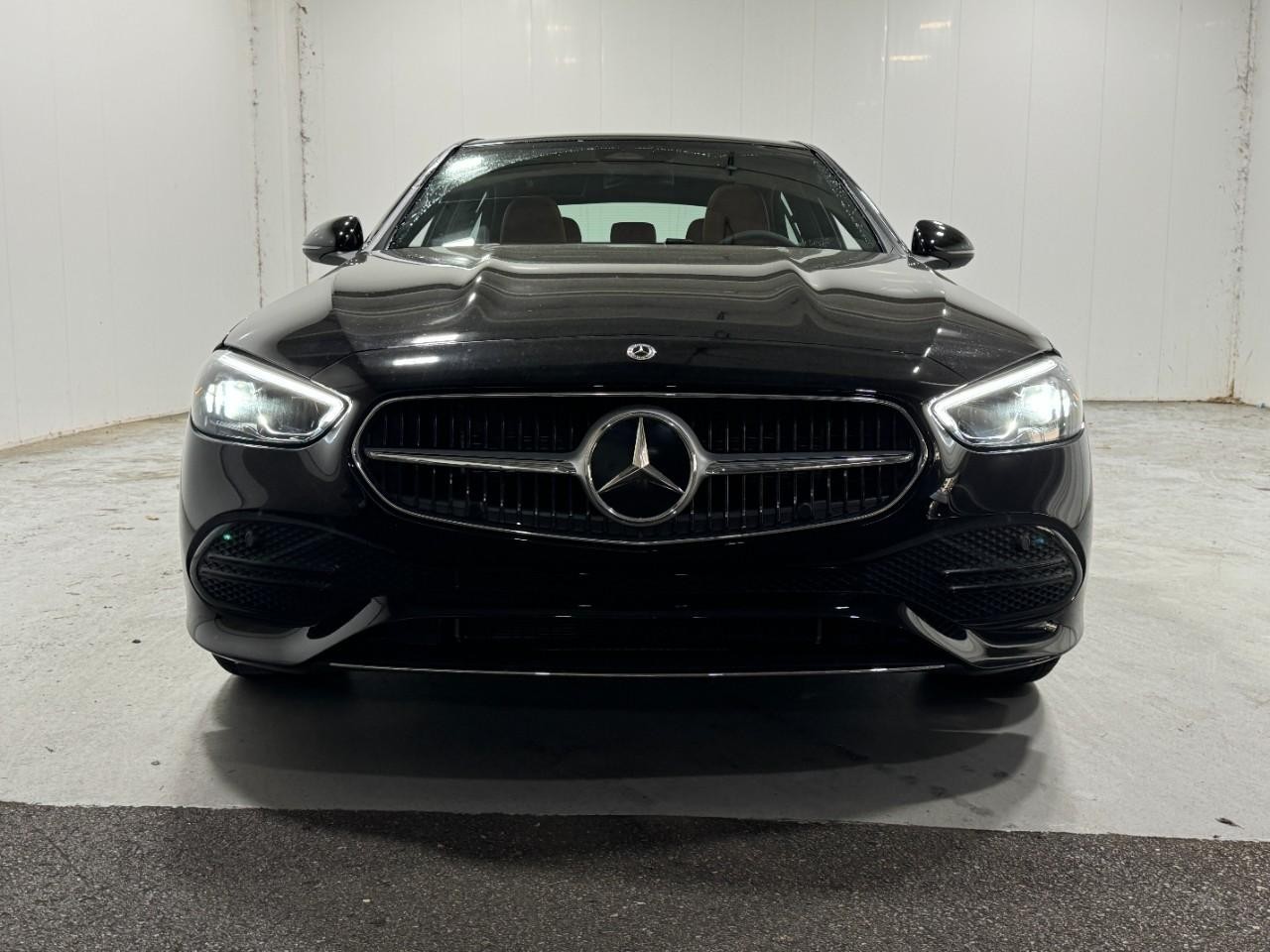 Mercedes-Benz C-Class Vehicle Full-screen Gallery Image 7