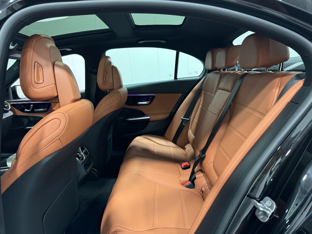 Mercedes-Benz C-Class Vehicle Full-screen Gallery Image 8