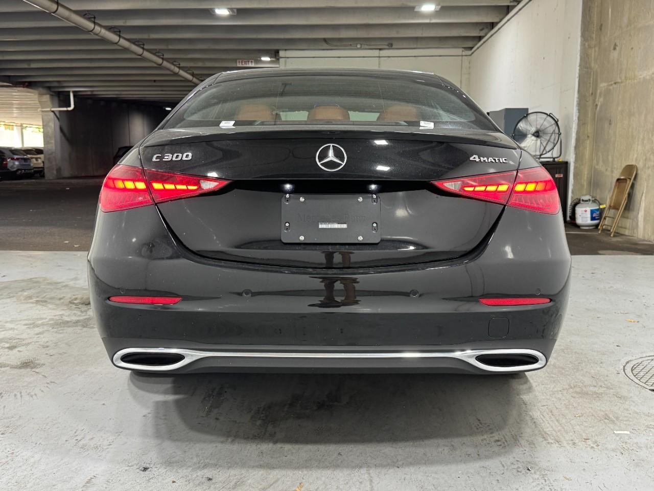 Mercedes-Benz C-Class Vehicle Full-screen Gallery Image 9