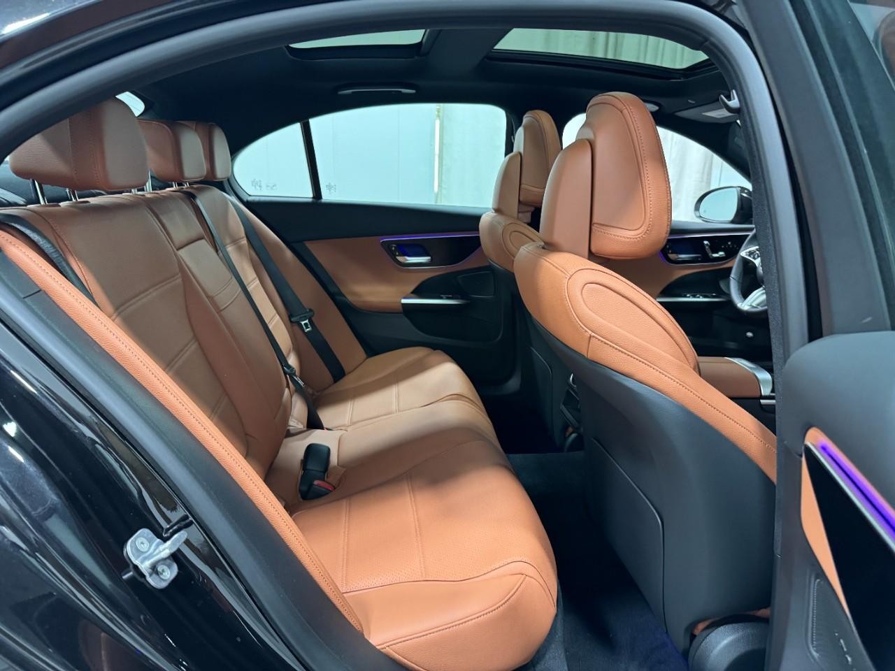 Mercedes-Benz C-Class Vehicle Full-screen Gallery Image 10