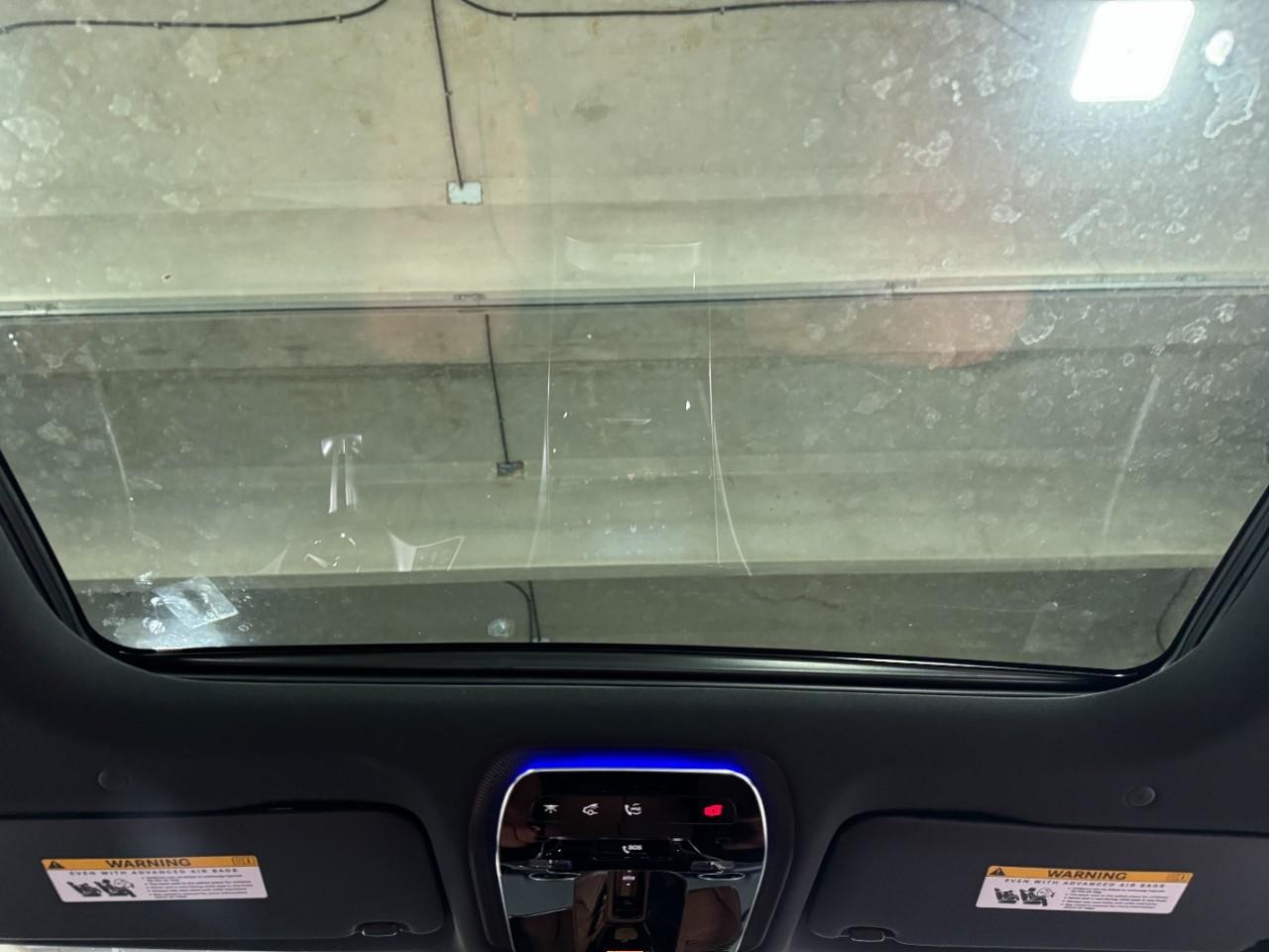 Mercedes-Benz C-Class Vehicle Full-screen Gallery Image 11