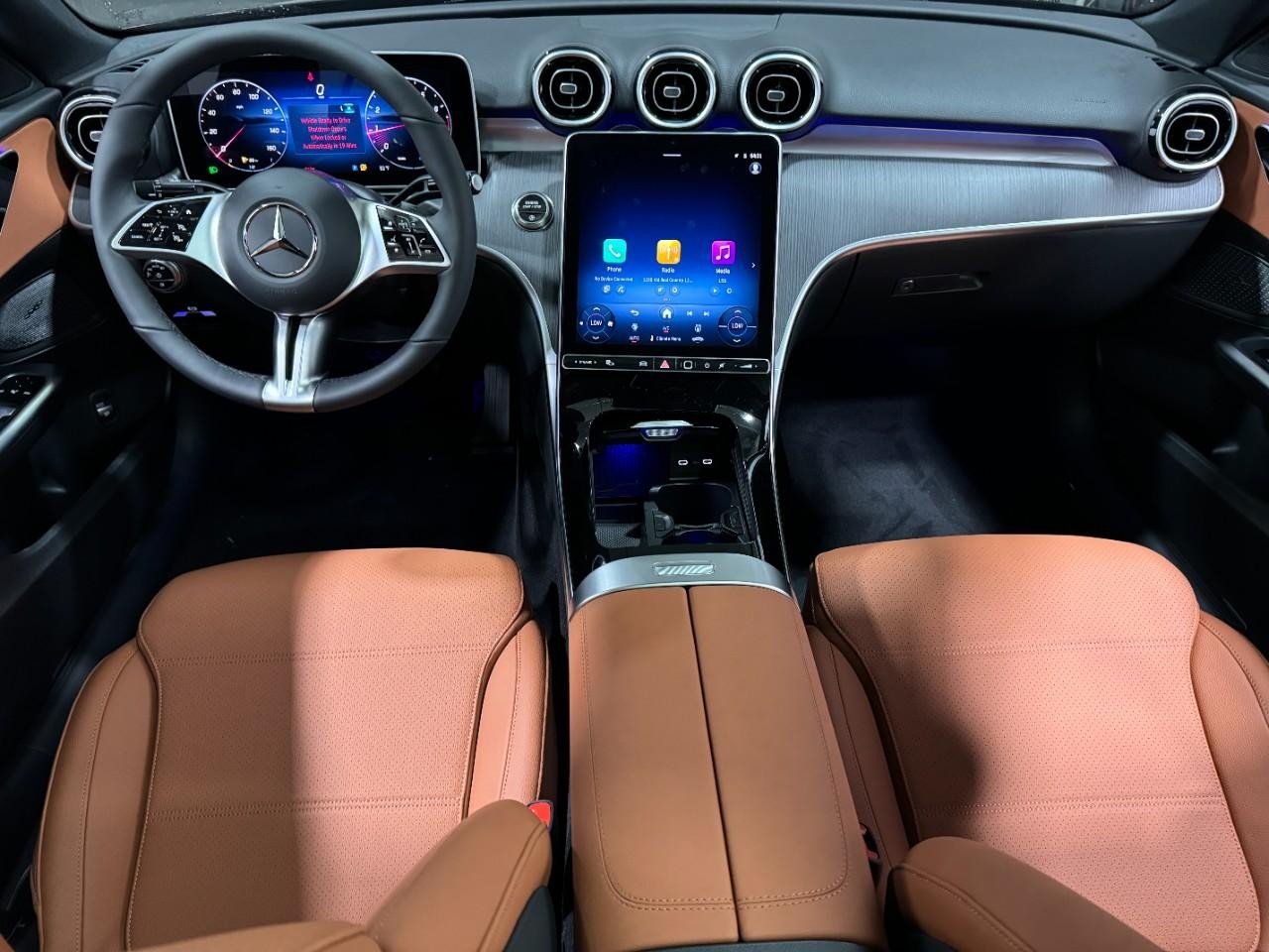 Mercedes-Benz C-Class Vehicle Full-screen Gallery Image 12