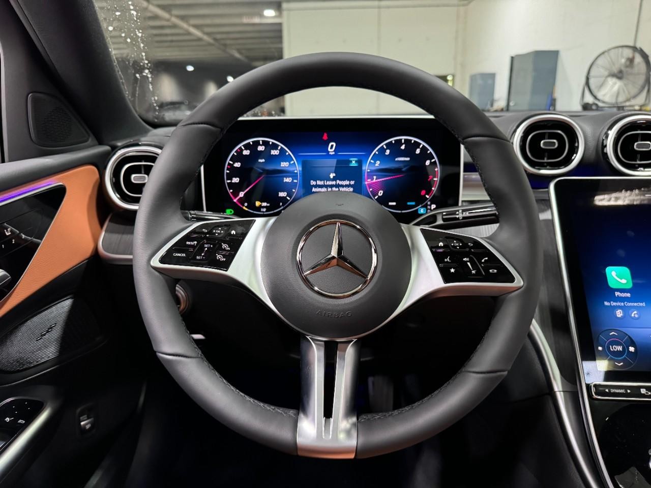Mercedes-Benz C-Class Vehicle Full-screen Gallery Image 13