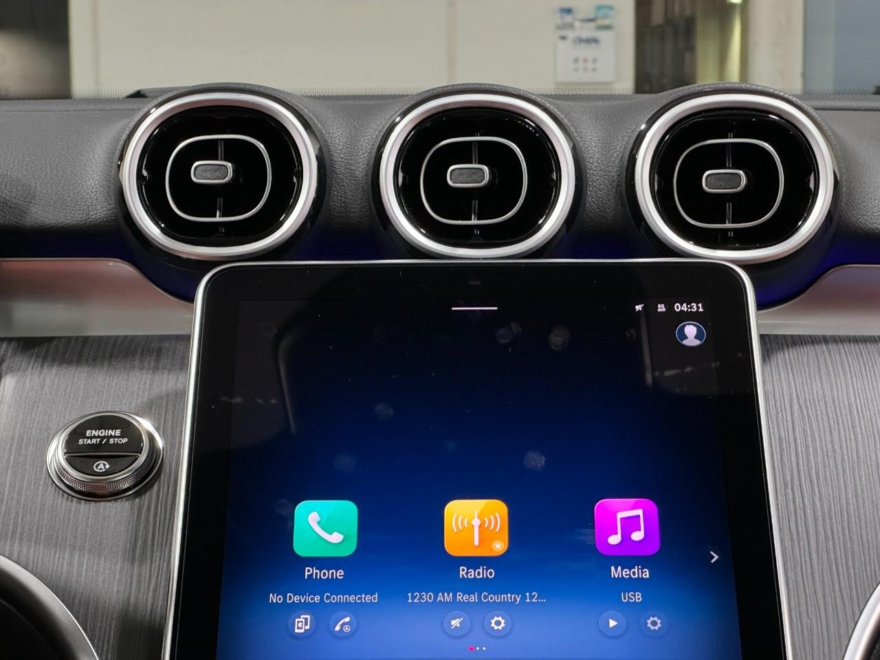 Mercedes-Benz C-Class Vehicle Full-screen Gallery Image 14