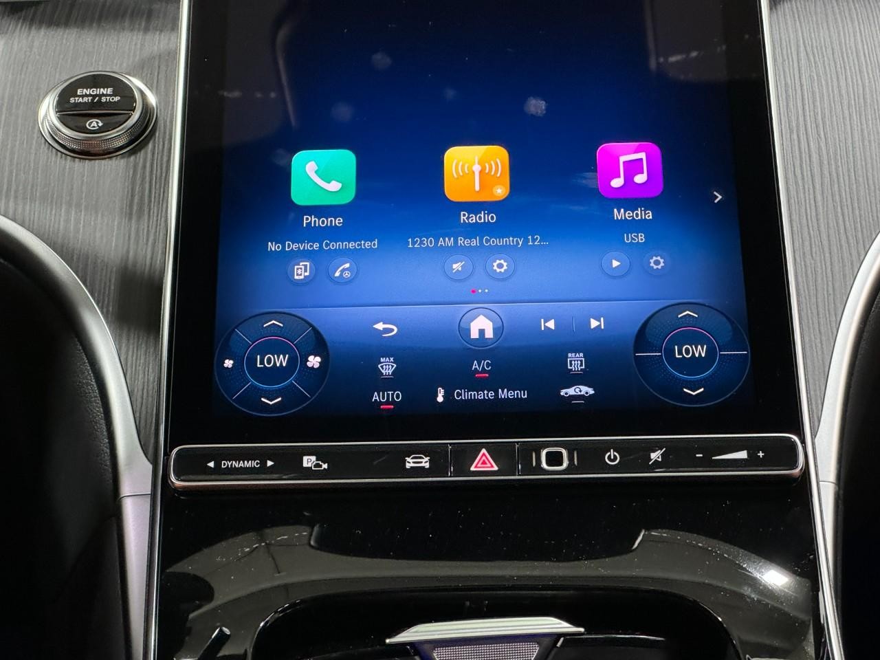 Mercedes-Benz C-Class Vehicle Full-screen Gallery Image 15