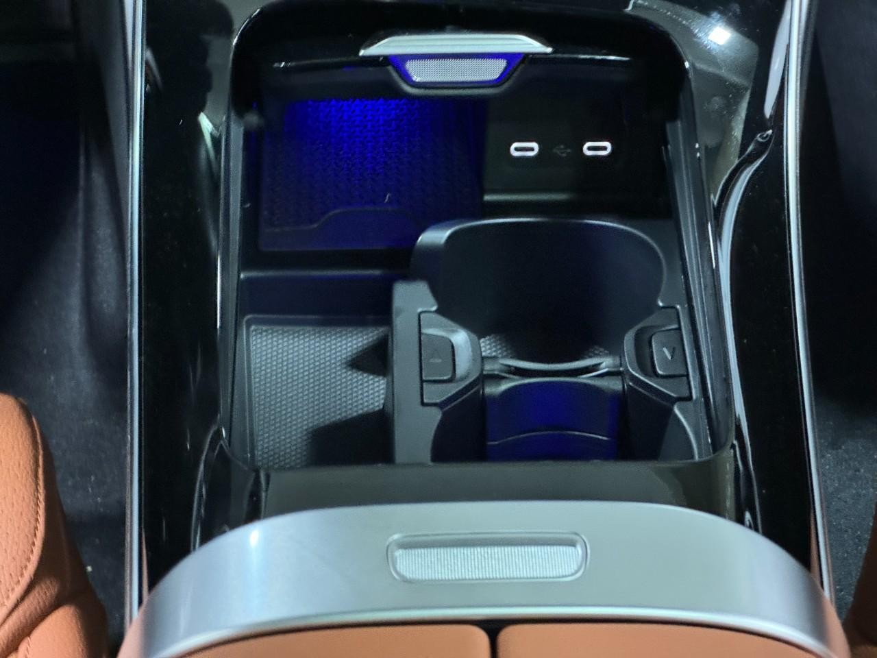 Mercedes-Benz C-Class Vehicle Full-screen Gallery Image 16