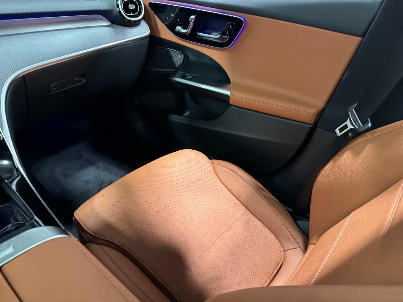 Mercedes-Benz C-Class Vehicle Full-screen Gallery Image 17