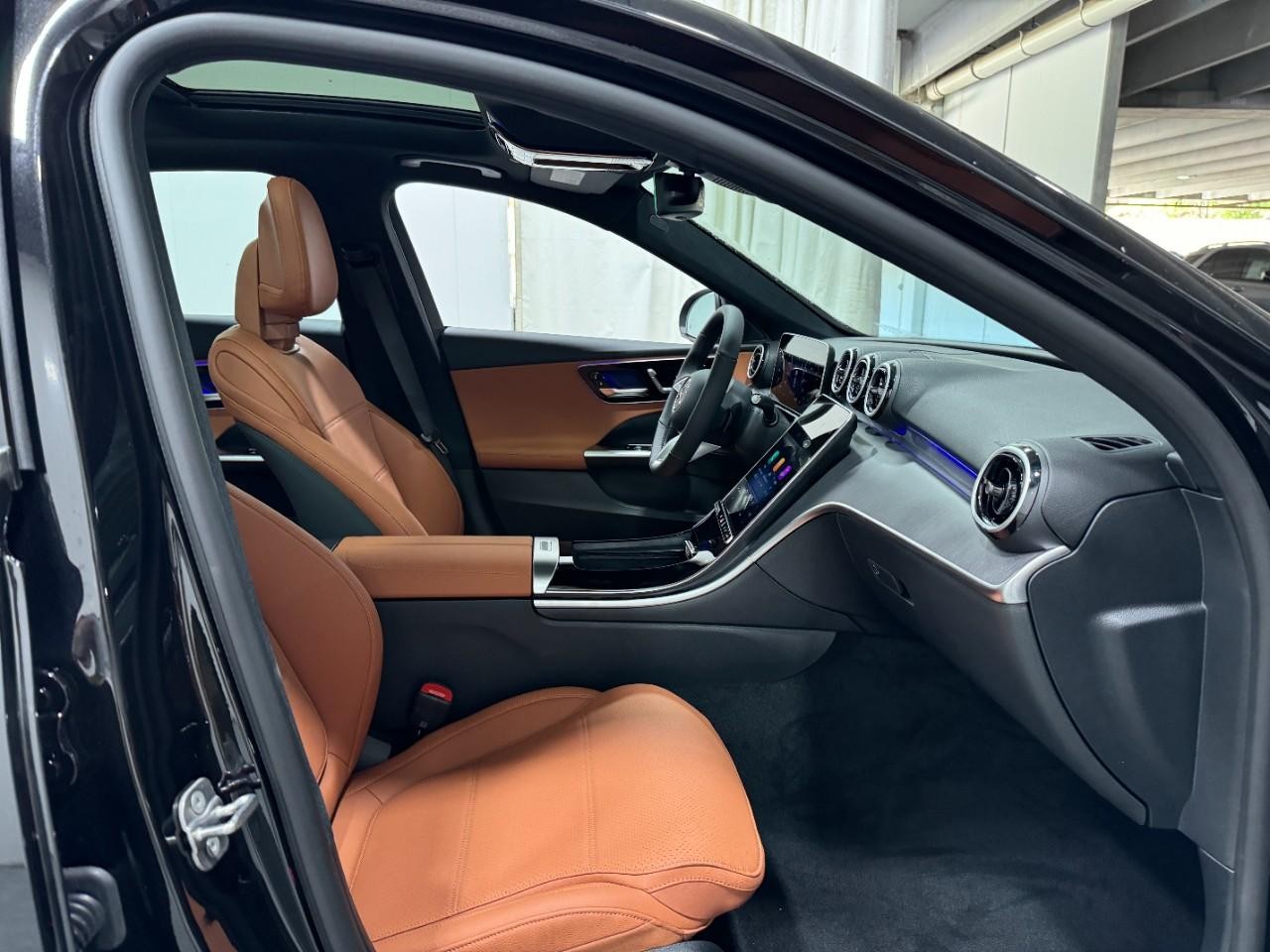 Mercedes-Benz C-Class Vehicle Full-screen Gallery Image 18