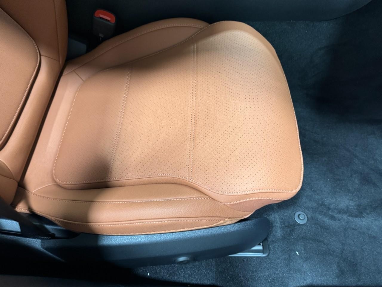 Mercedes-Benz C-Class Vehicle Full-screen Gallery Image 19