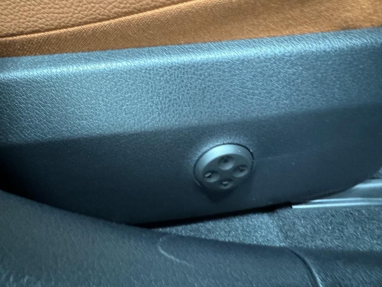 Mercedes-Benz C-Class Vehicle Full-screen Gallery Image 20