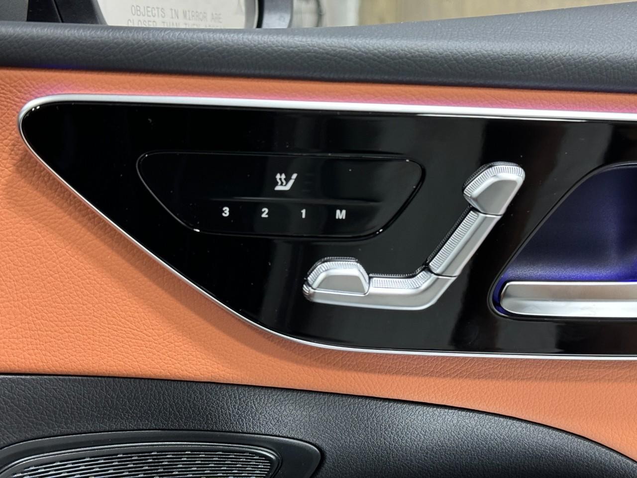 Mercedes-Benz C-Class Vehicle Full-screen Gallery Image 21