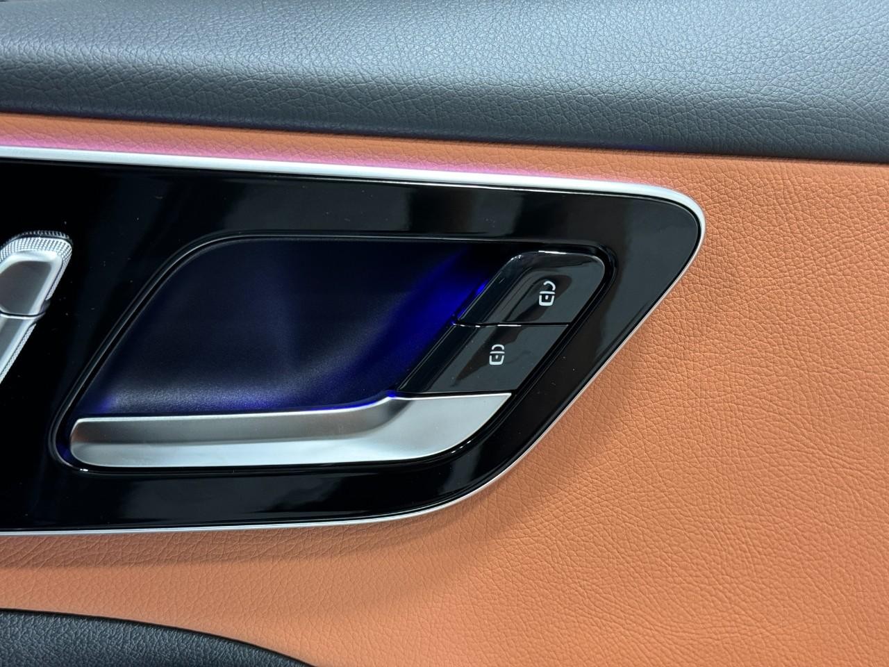 Mercedes-Benz C-Class Vehicle Full-screen Gallery Image 22