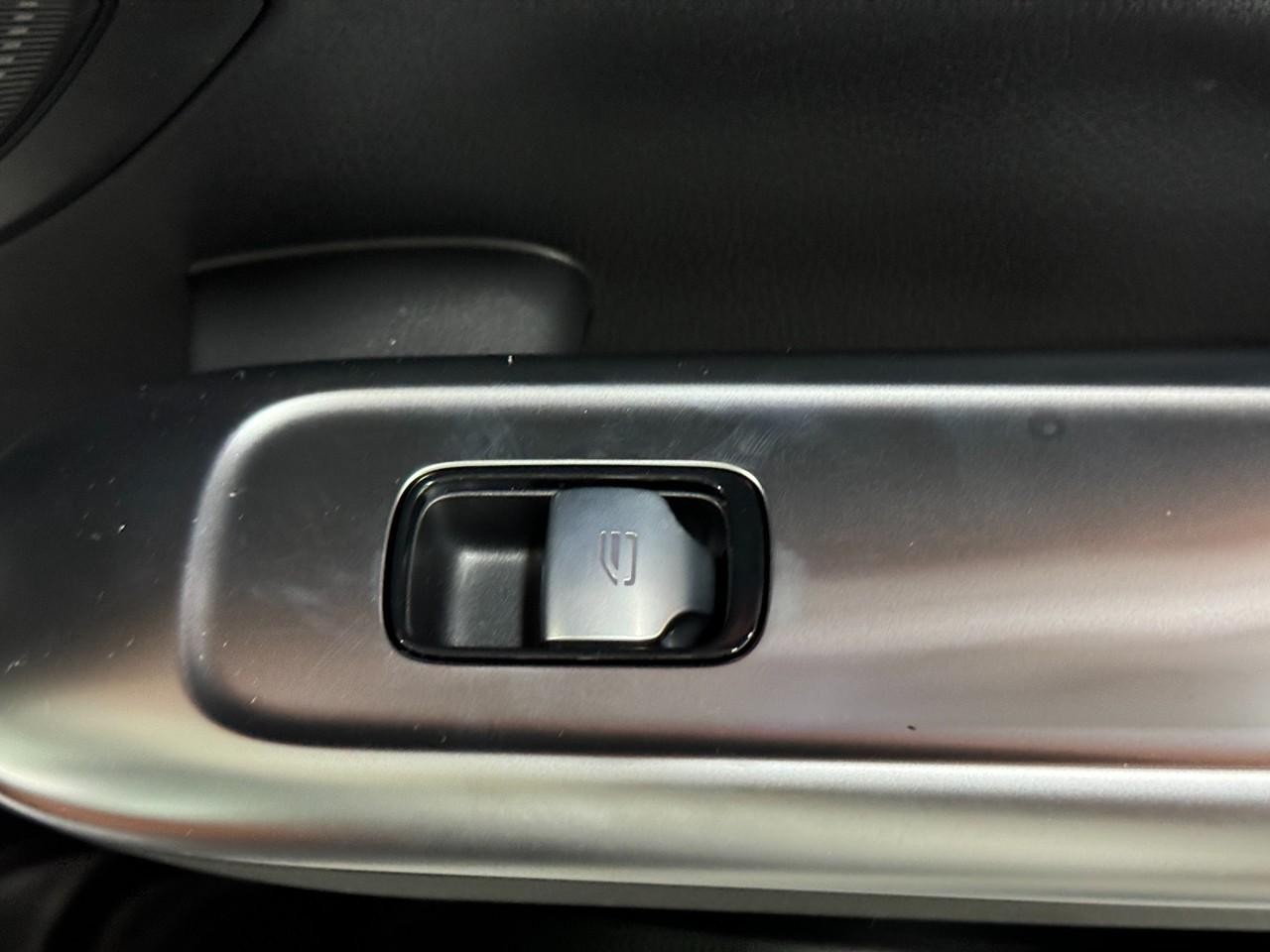 Mercedes-Benz C-Class Vehicle Full-screen Gallery Image 23