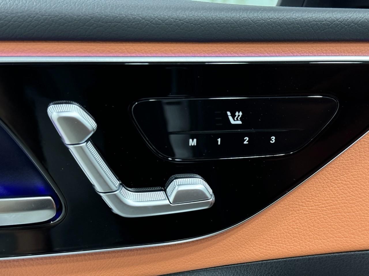 Mercedes-Benz C-Class Vehicle Full-screen Gallery Image 24