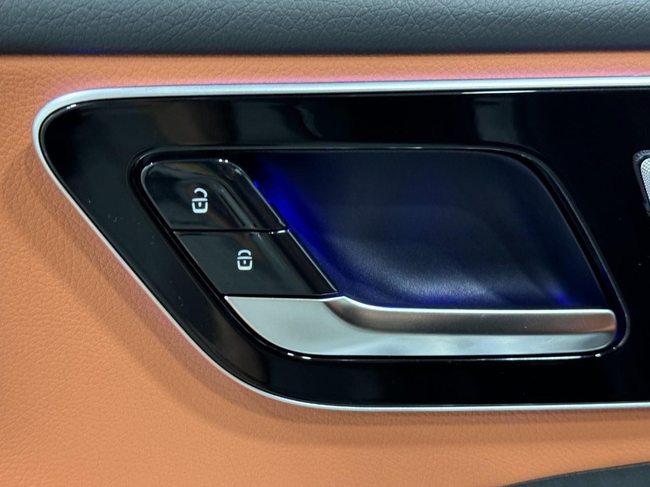 Mercedes-Benz C-Class Vehicle Full-screen Gallery Image 25