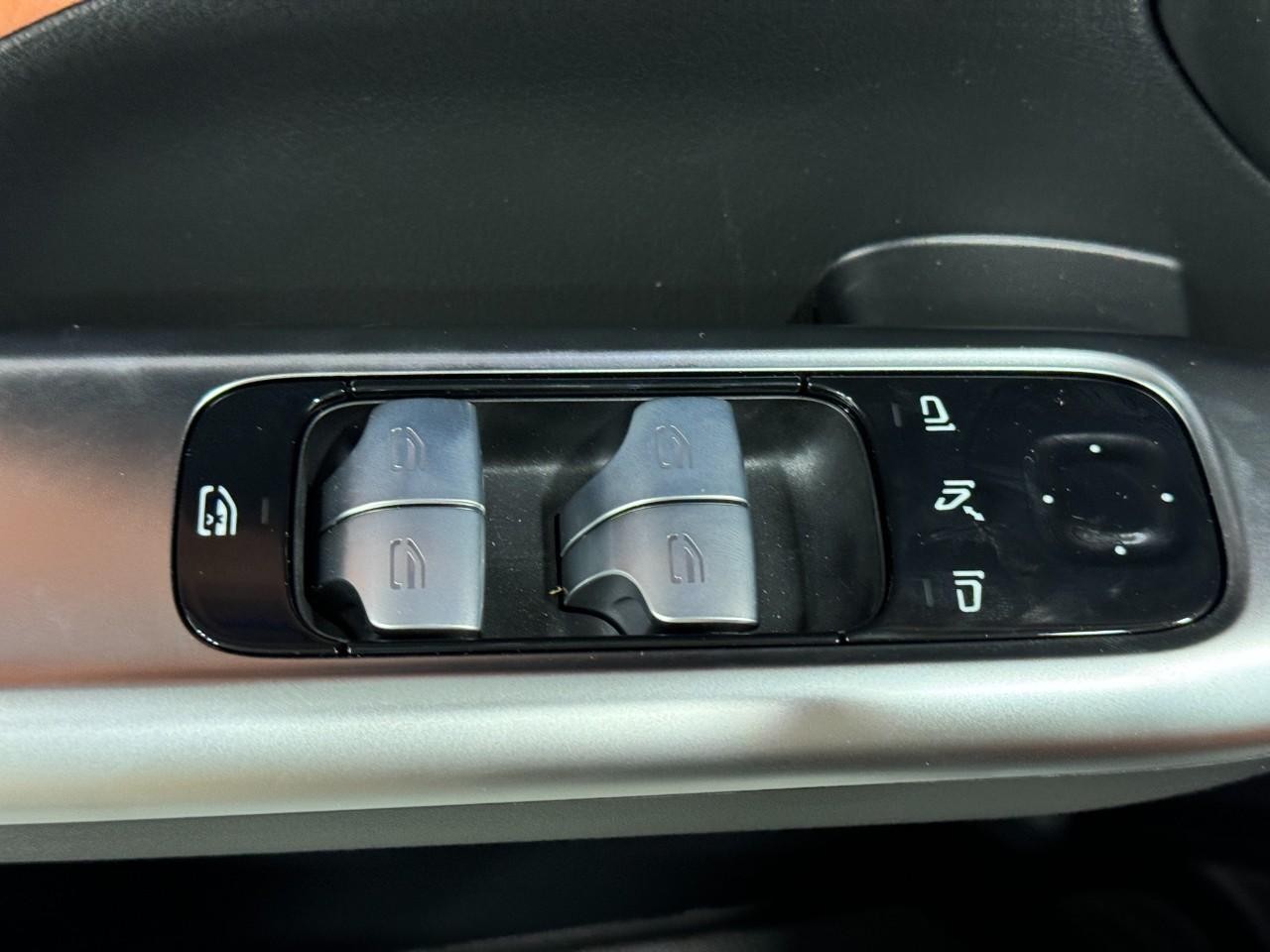 Mercedes-Benz C-Class Vehicle Full-screen Gallery Image 26