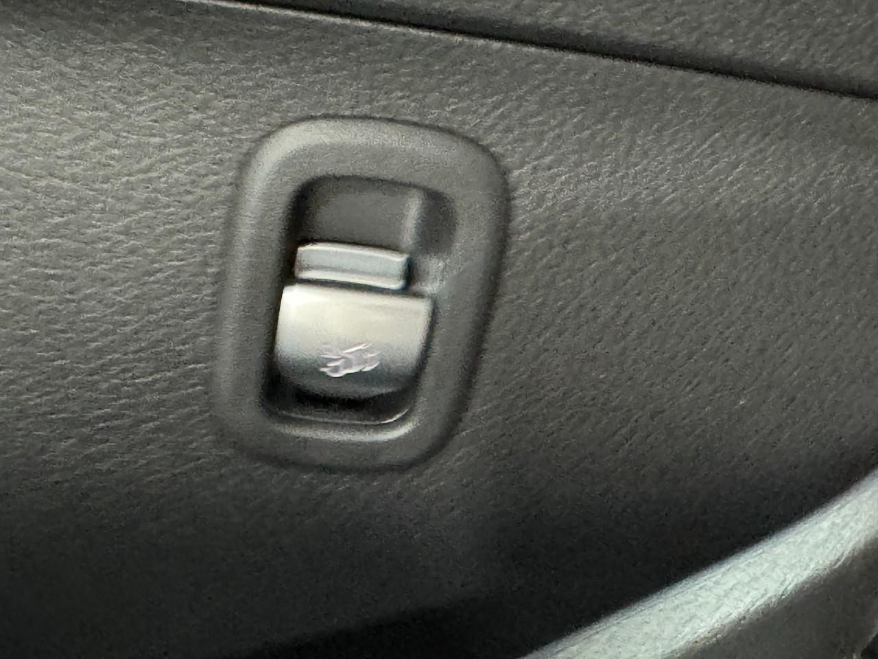 Mercedes-Benz C-Class Vehicle Full-screen Gallery Image 27