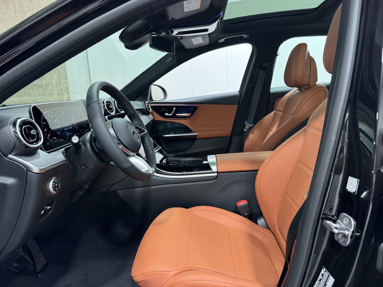 Mercedes-Benz C-Class Vehicle Full-screen Gallery Image 28