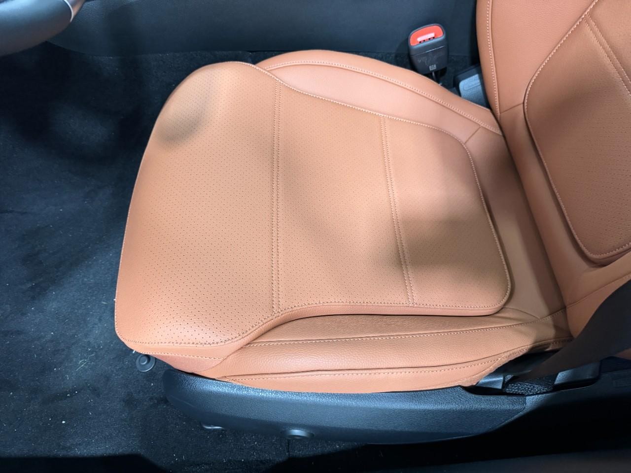 Mercedes-Benz C-Class Vehicle Full-screen Gallery Image 29