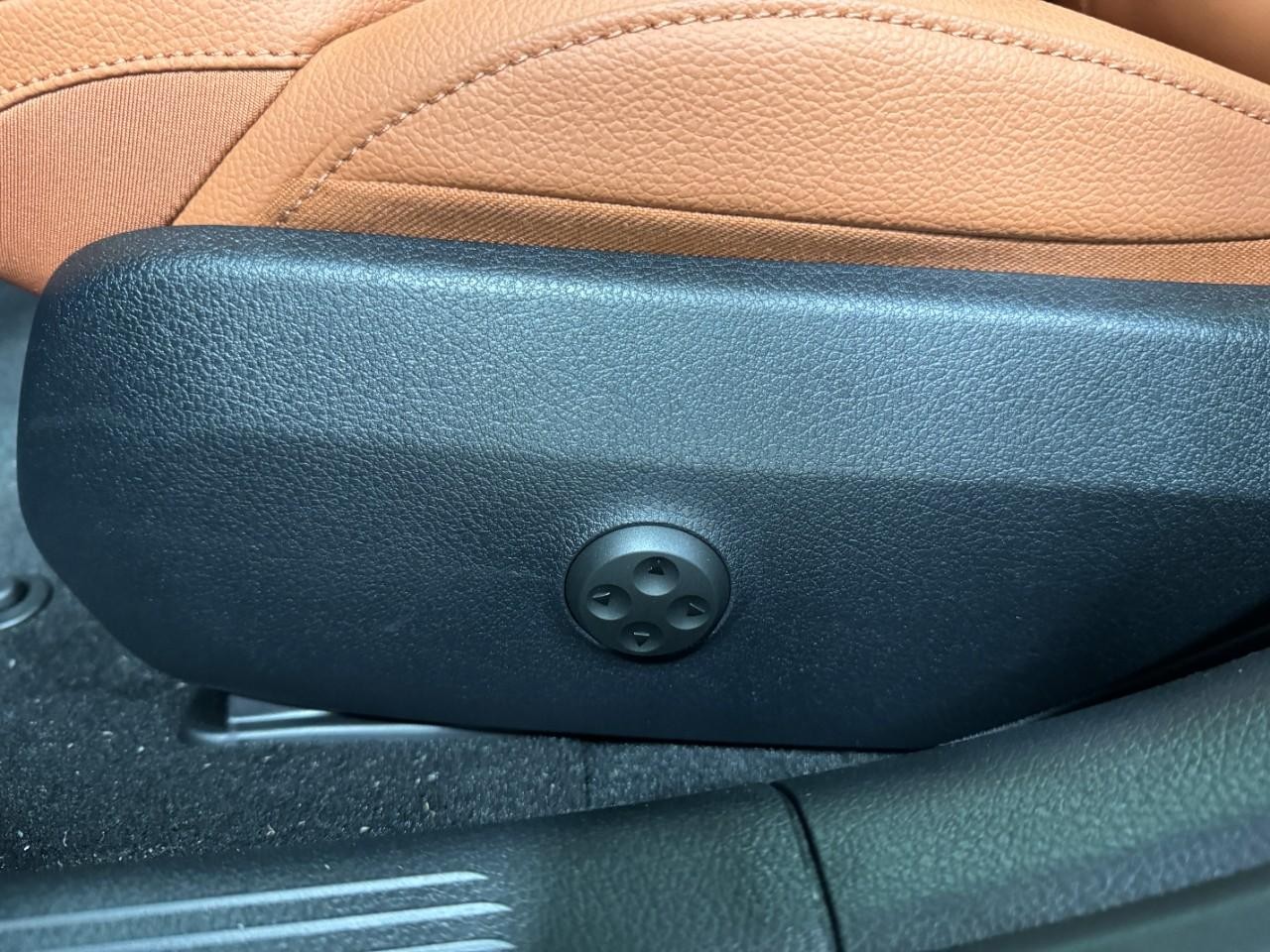 Mercedes-Benz C-Class Vehicle Full-screen Gallery Image 30