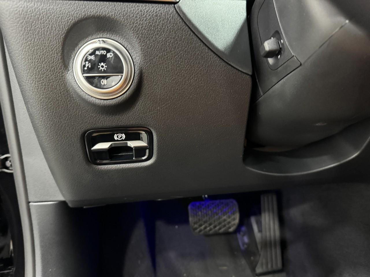 Mercedes-Benz C-Class Vehicle Full-screen Gallery Image 31