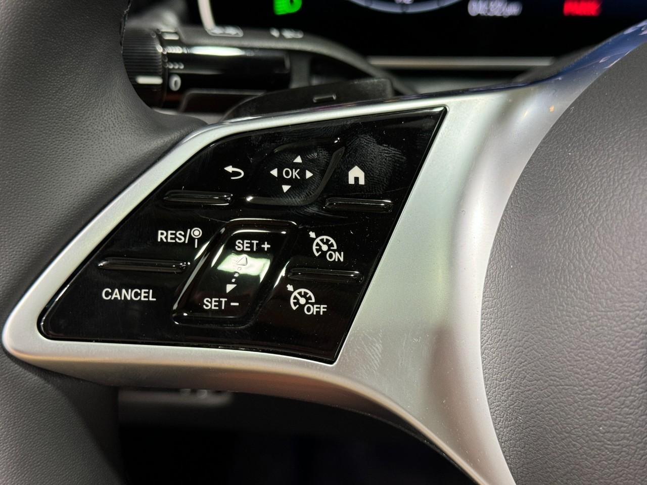 Mercedes-Benz C-Class Vehicle Full-screen Gallery Image 32