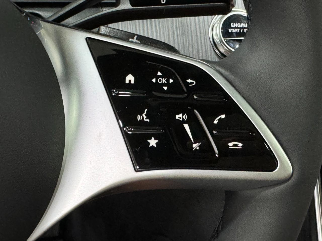 Mercedes-Benz C-Class Vehicle Full-screen Gallery Image 33