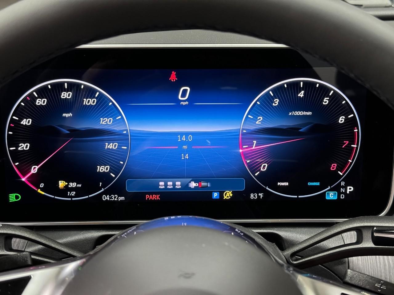 Mercedes-Benz C-Class Vehicle Full-screen Gallery Image 34