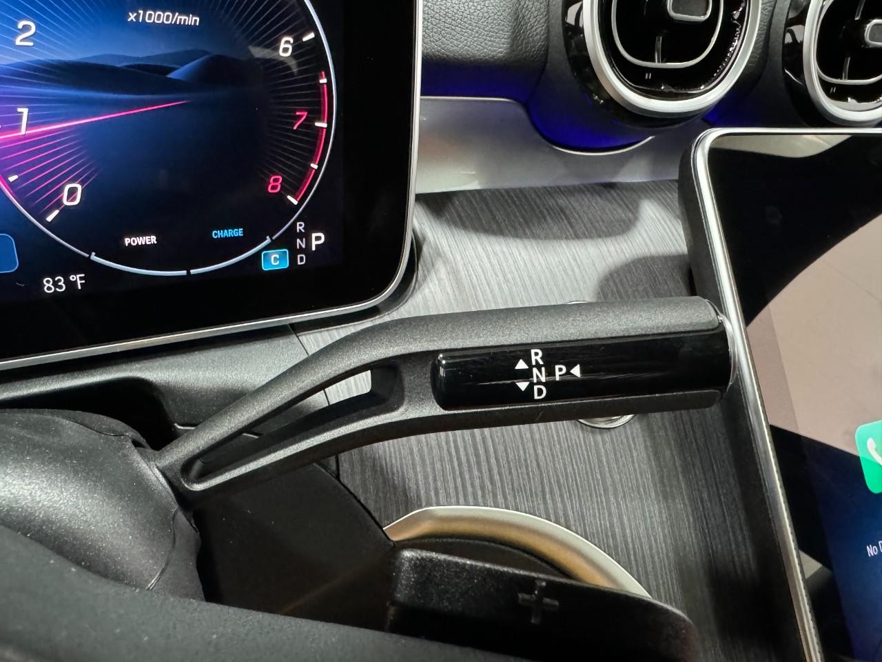 Mercedes-Benz C-Class Vehicle Full-screen Gallery Image 35