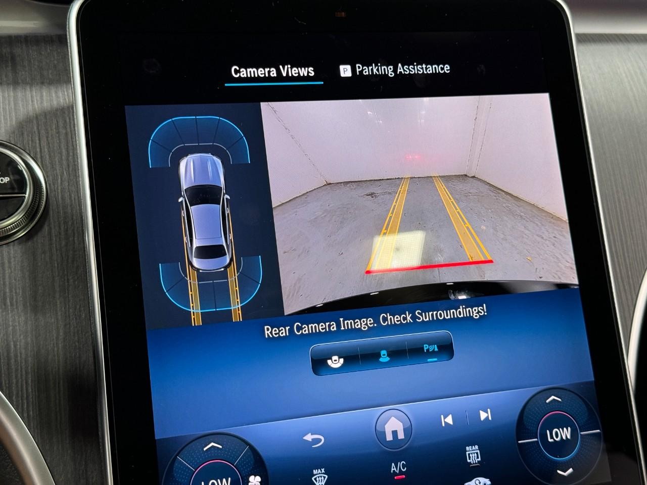 Mercedes-Benz C-Class Vehicle Full-screen Gallery Image 36