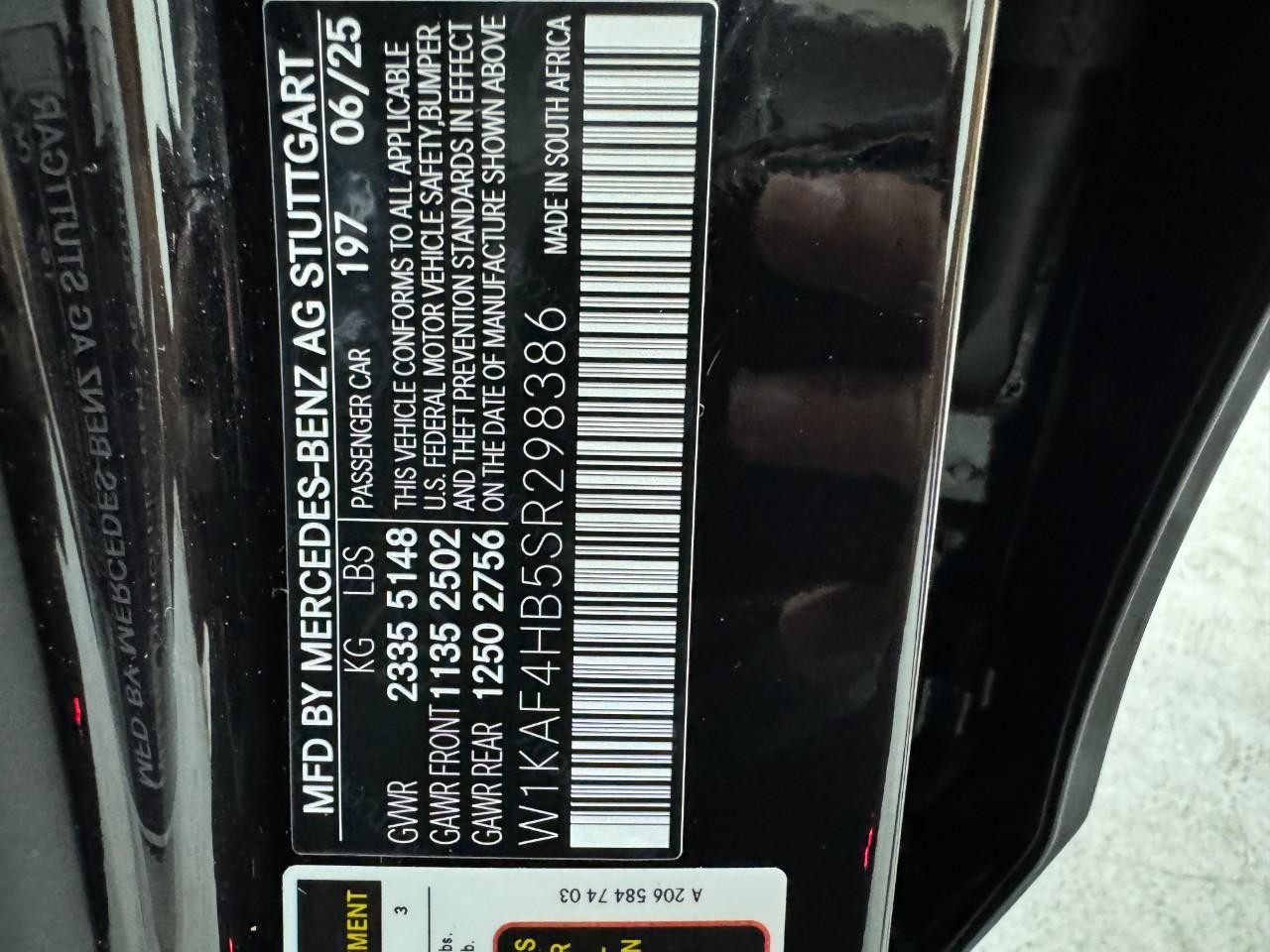 Mercedes-Benz C-Class Vehicle Full-screen Gallery Image 37